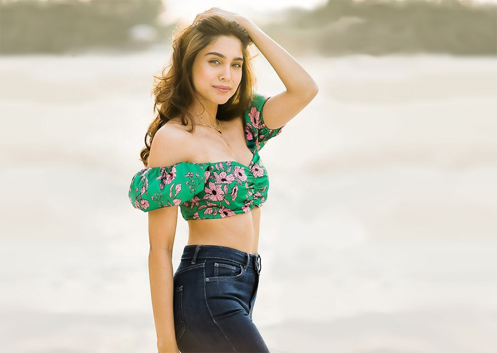 Sharvari Wagh green crop top photoshoot 